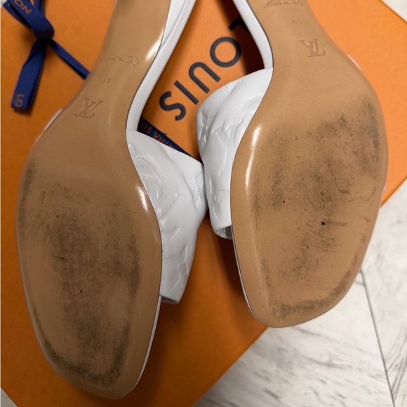 Louis Vuitton White Embossed kitten heels 💕 - Picture 3 of 7